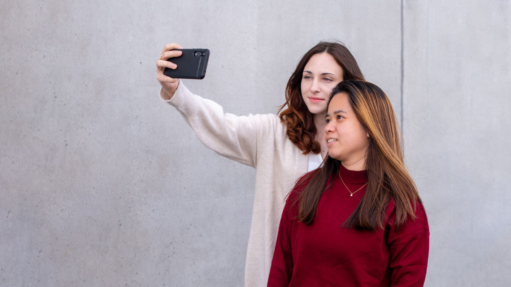 Två unga tjejer tar en selfie.