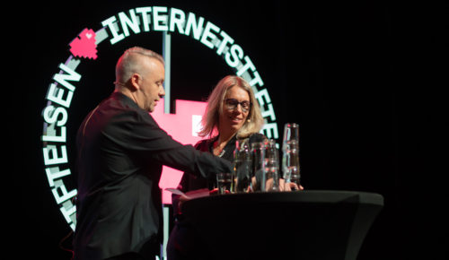 Måns Jonasson och Jannike Tillå presenterar Svenskarna och internet 2019 på Vasa teatern