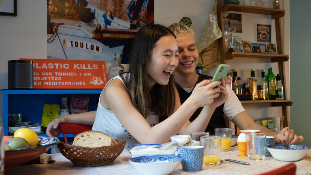 Två ungdomar tittar på en smartphone