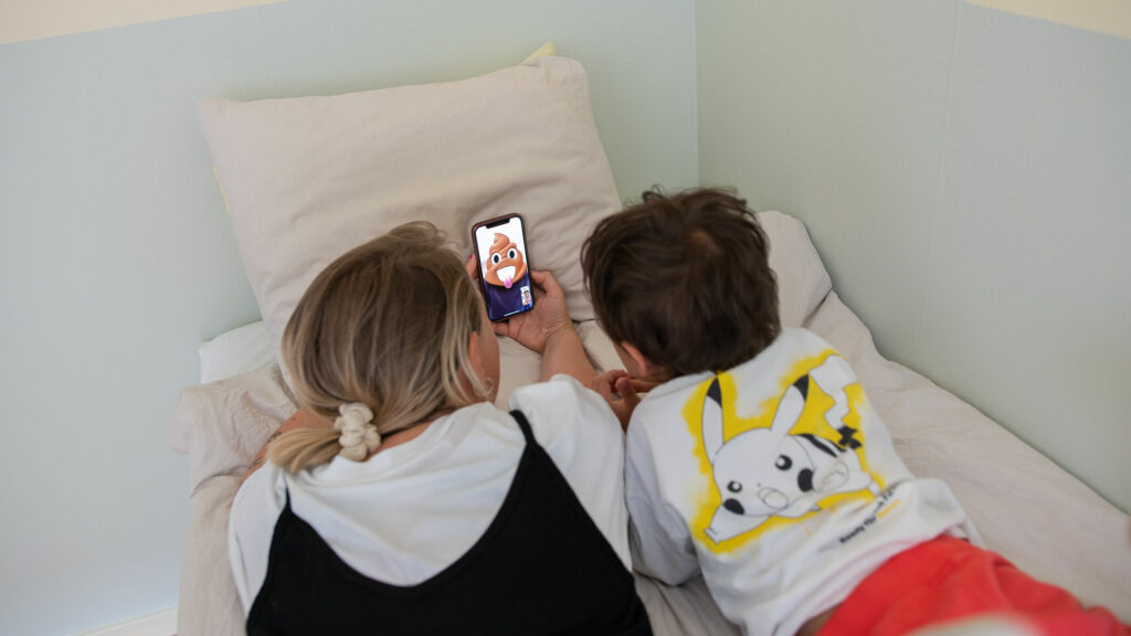 Kvinna och en pojke ringer ett videosamtal på mobilen.