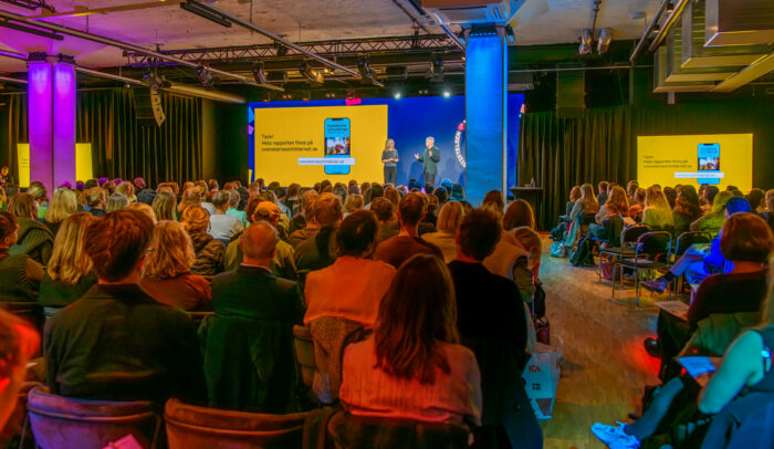 Jannike och Måns, talespersoner på Internetstiftelsen, står på scenen på Sergel hub och presenterar Svenskarna och internet 2023.