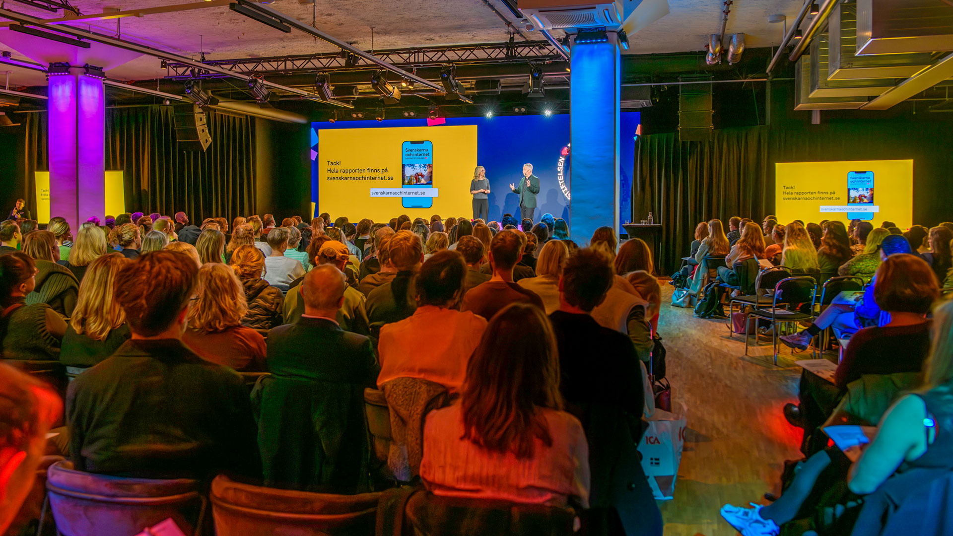 Jannike och Måns, talespersoner på Internetstiftelsen, står på scenen på Sergel hub och presenterar Svenskarna och internet 2023.