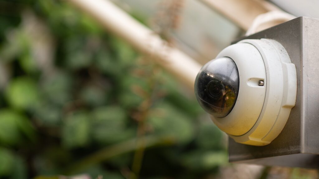 Kameraövervakning – en kamera sitter på en byggnad.