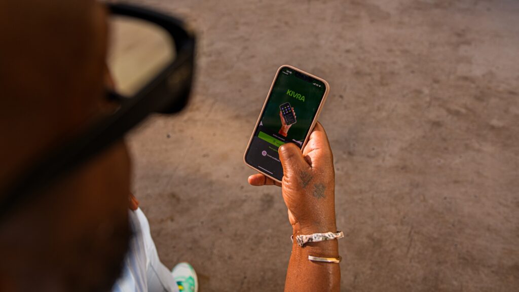 En man håller i sin mobil, på skärmen syns Kivra, en digital brevlåda.
