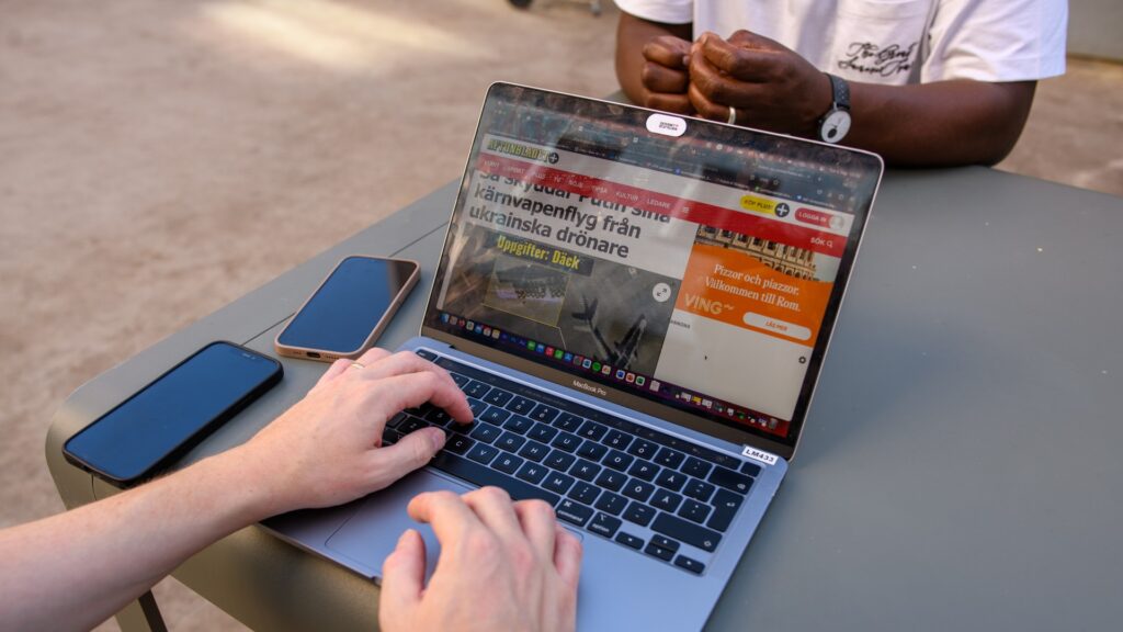 En laptop på ett bord, på skärmen syns Aftonbladets webbplats med nyheter om kriget i Ukraina.