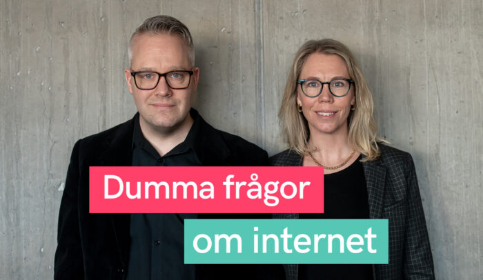 Porträtt med Jannike och Måns, grafikst inslag av text för Dumma frågor om internet-podden.