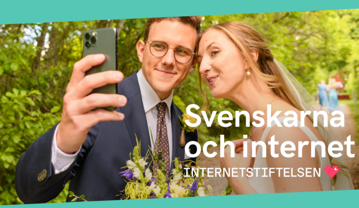 Ett brudpar tar en selfie, Internetstiftelsens logga finns i högra hörnet.