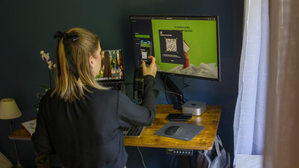 En kvinna loggar in i sin digitala brevlåda.