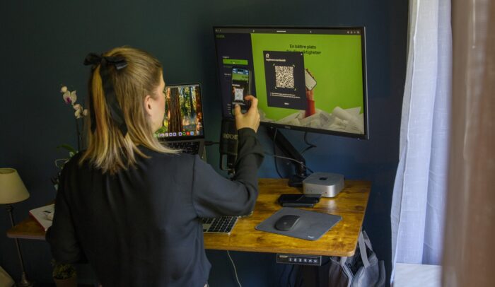 En kvinna loggar in i sin digitala brevlåda.