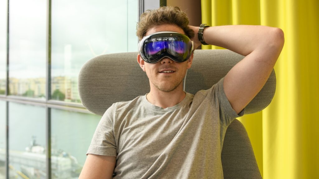 En man sitter med vr-glasögon på sig.