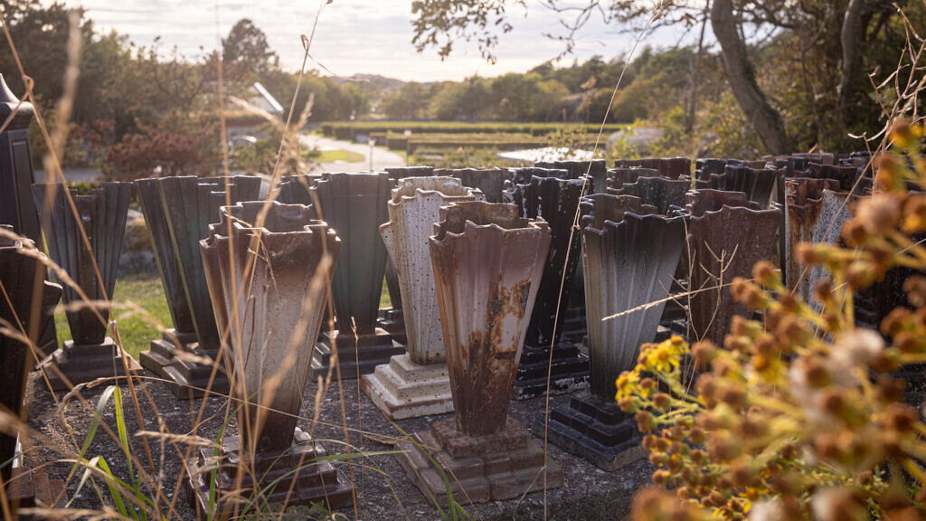Vaser i motljus på en kyrkogård.