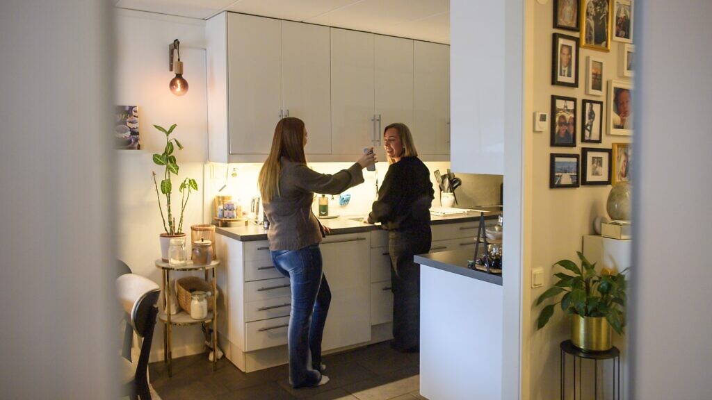 Några kvinnor som står i ett kök.