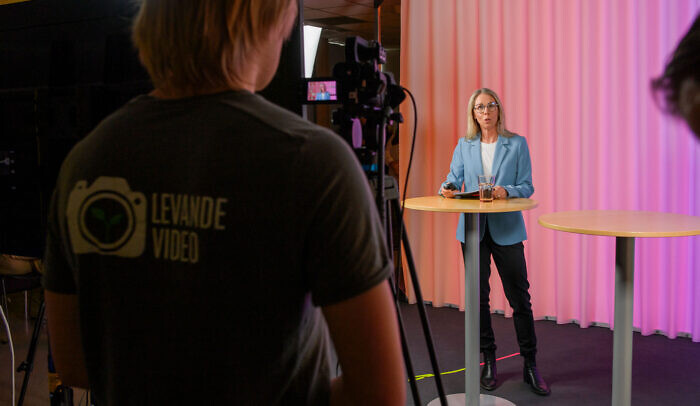 Jannike framför kameran.