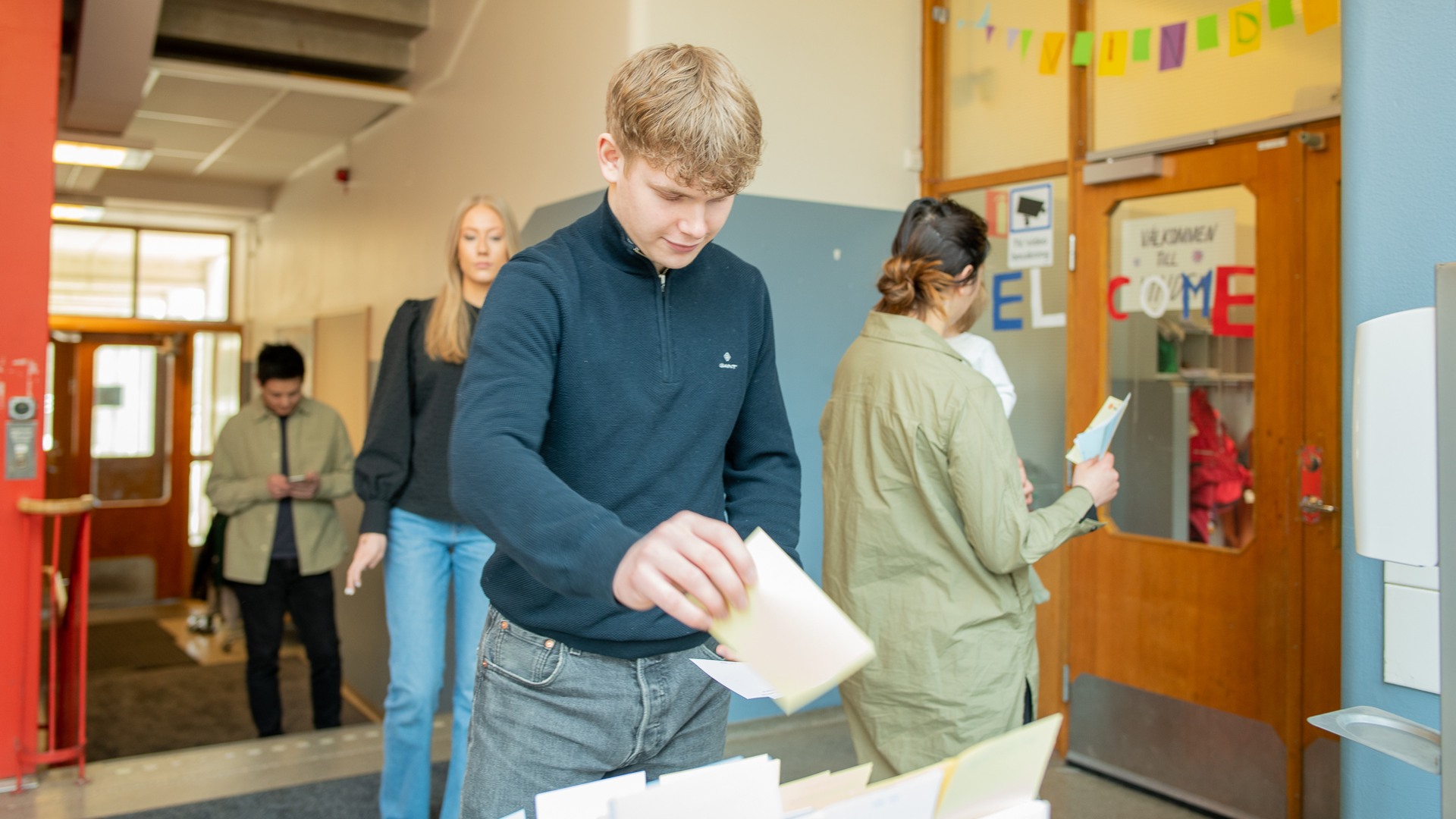 En grupp människor som står runt ett bord.