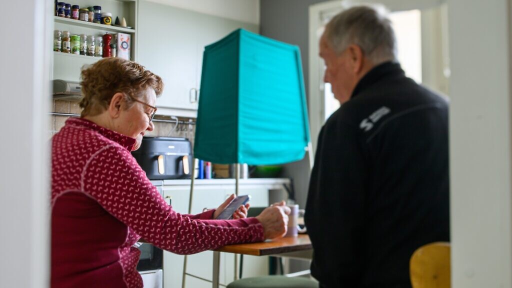 En man och en kvinna sitter i ett kök.