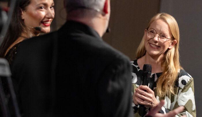 Kristina Alexanderson pratar med gäster under ett event.