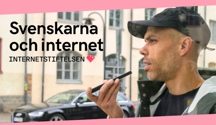 en man pratar i mobilen med högtalaren på