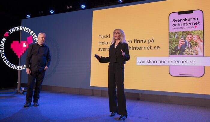 En man och en kvinna som står på en scen.