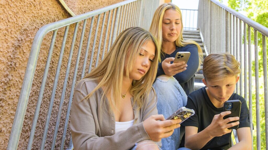 En grupp ungdomar som sitter bredvid varandra på trappan.